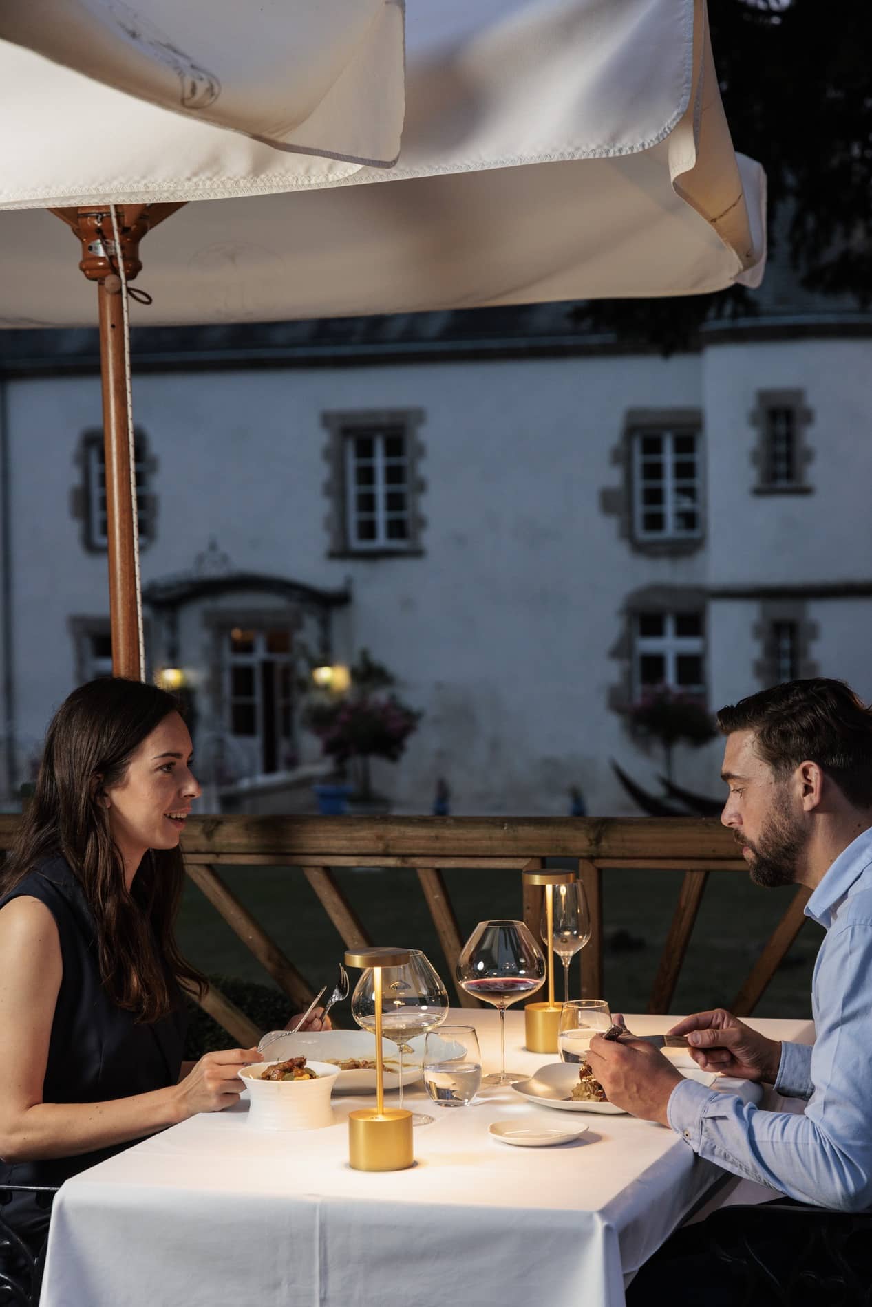 Terrasse de la table du boisniard face au Château du Domaine du Boisniard